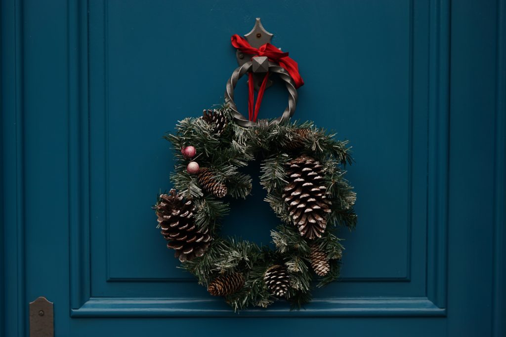 Moving During or After the Holidays? Here’s How to Pack and Protect Your Holiday Ornaments